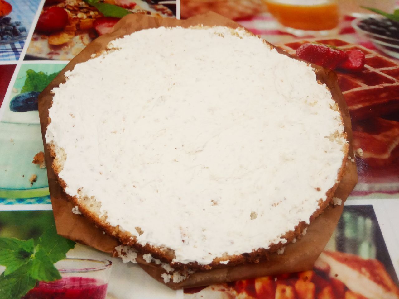 Торт с нежным масляным кремом и джемом: Накрываем второй частью бисквита, также смазываем сиропом и оставшимся кремом.
