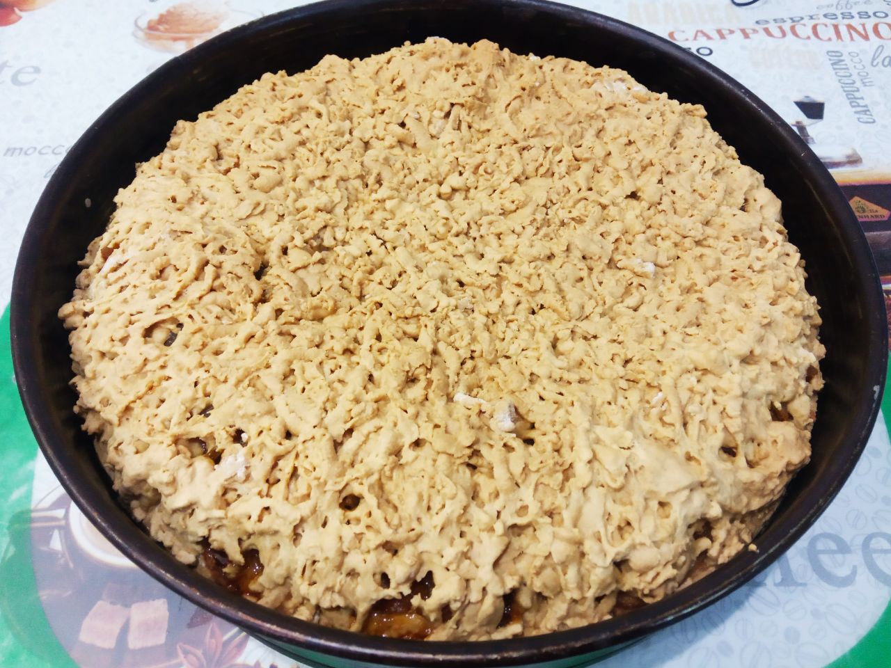 Песочный пирог с тушеными яблоками, просто и вкусно: Духовку разогреваем до 170 С и ставим пирог для выпекания. Выпекаем пирог до готовности около 50 минут.