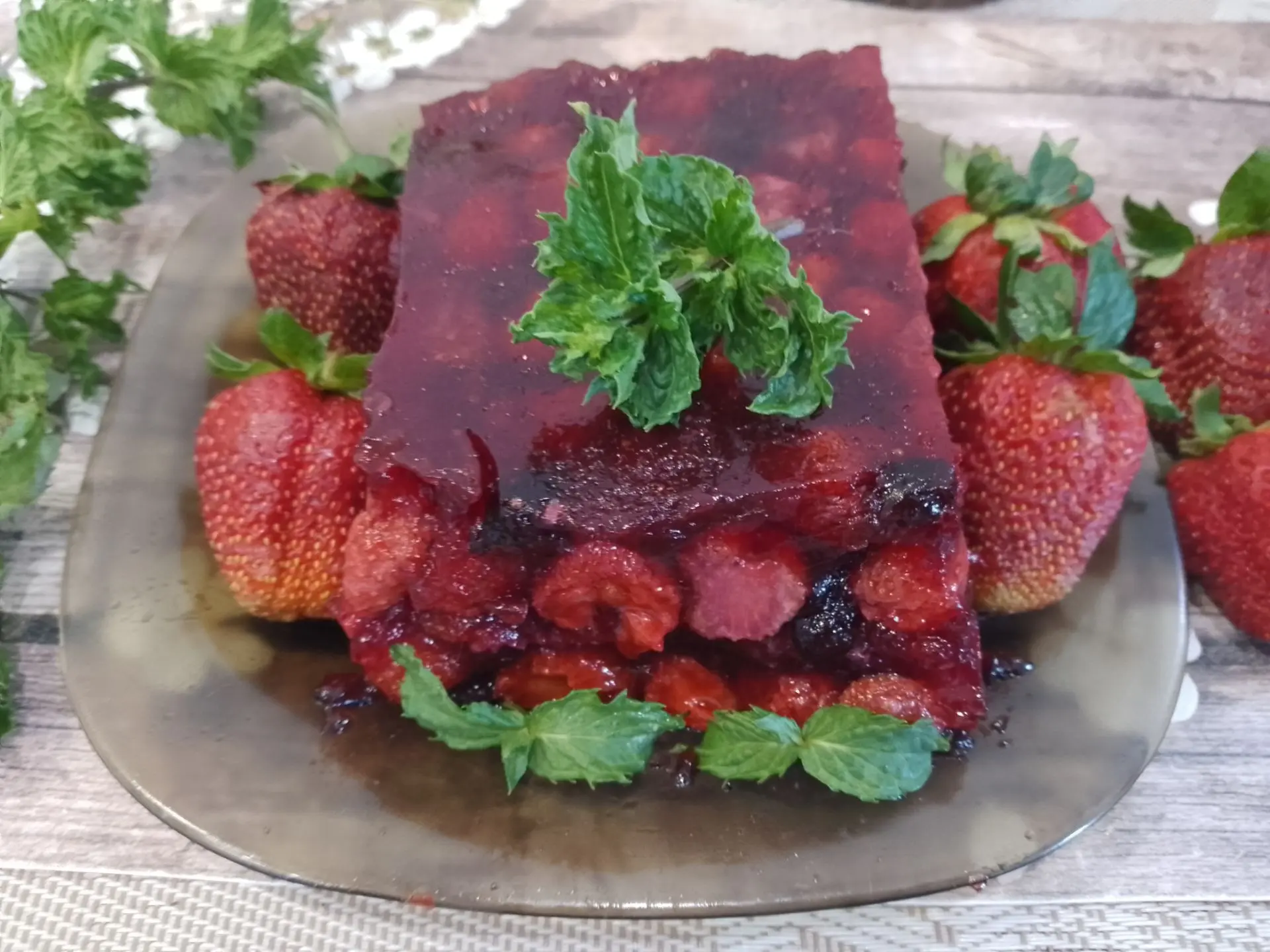 Желе из ягод клубники и жимолости, нежное и вкусное: Охлаждаем желе и храним в холодильнике.