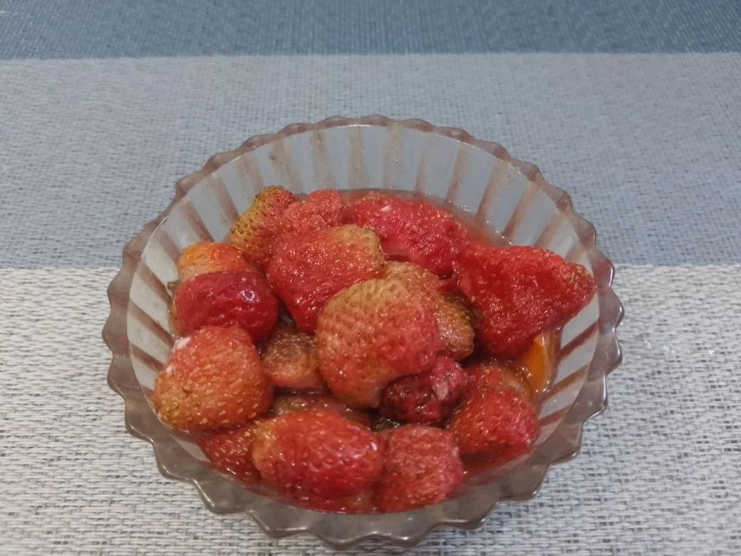 Шоколадный пирог на сметане, с клубникой и орехами: Добавляем замороженную клубнику и перемешиваем.