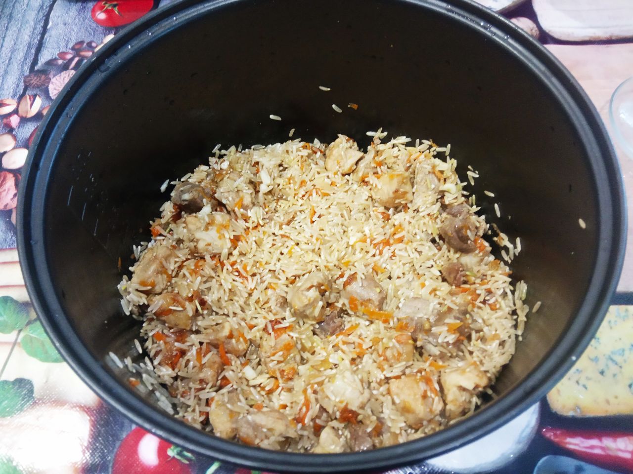Бурый рис с мясом, в мультиварке: В чашу от мультиварки выкладываем кусочки мяса с луком и морковью.