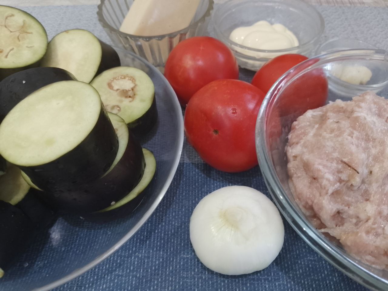 Баклажаны с мясной начинкой и сыром запеченные в духовке