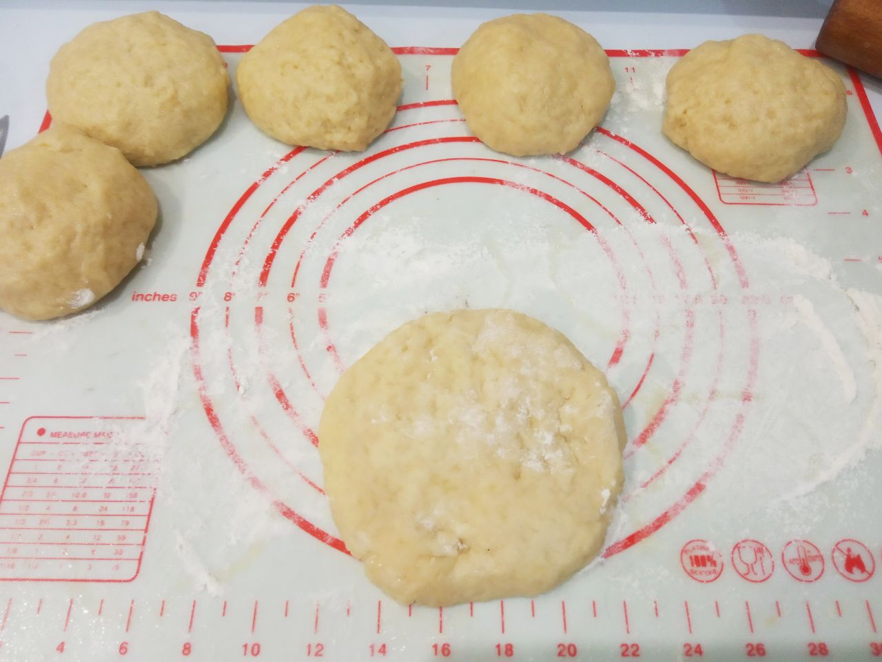 Рогалики с джемом на сметане, без яиц, просто и вкусно: Каждую часть раскатываем листом круглой формы.
