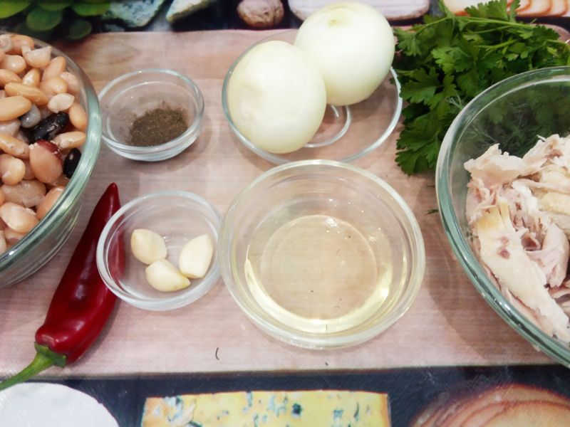Салат из фасоли, куриного филе и жаренного лука