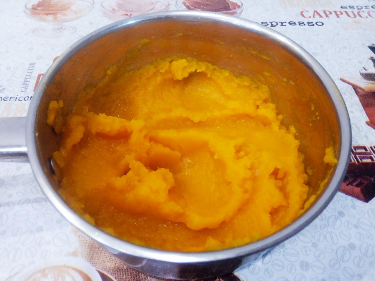 Десерт из тыквы, вкусный и аппетитный: Сливаем воду и в горячем виде толкушкой или блендером превращаем тыкву в пюре.