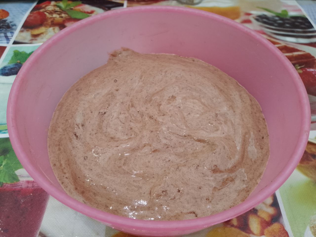 Бисквитный торт с клубникой и взбитыми сливками, нежный и вкусный: Приготовим темное бисквитное тесто.