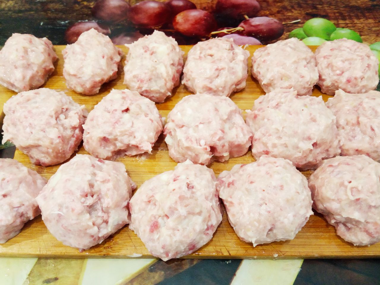 Мясные зразы с грибной начинкой запеченные в духовке, сочные и вкусные: Мясной фарш разделяем на 16 частей.