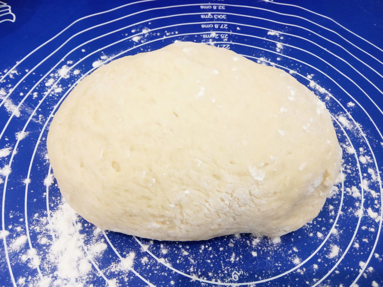 Простой рецепт коржиков со сливочным вкусом, мягкие и вкусные: Достаем тесто с холодильника и раскатываем тонким листом.