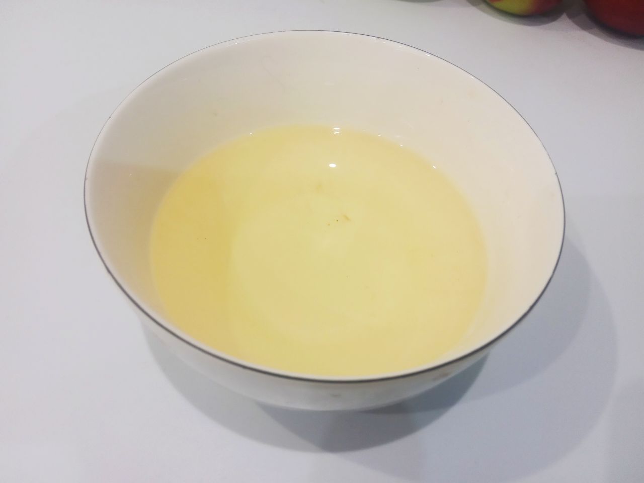 Шоколадный пирог на молоке с яблоками, вкусный и аппетитный: Добавляем какао, молоко и растительное масло, взбиваем.