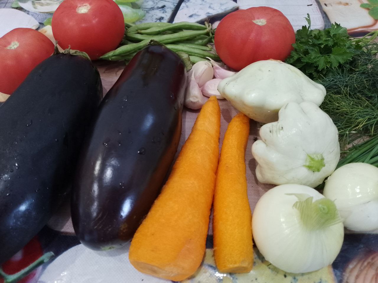 Тушеные баклажаны с помидорами и овощами, вкусно и полезно