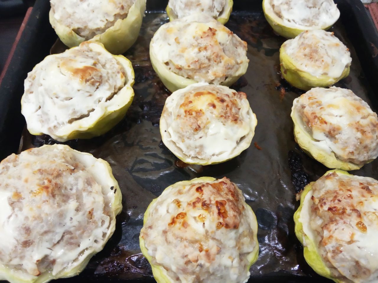 Патиссоны запеченные с фаршем, рисом и сыром: Выпекаем патиссоны с начинкой, пока патиссоны не станут мягкими, около часа, снимаем фольгу в конце