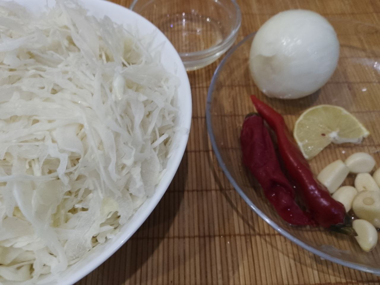 Салат острый из капусты горького перца, жареного лука и чеснока