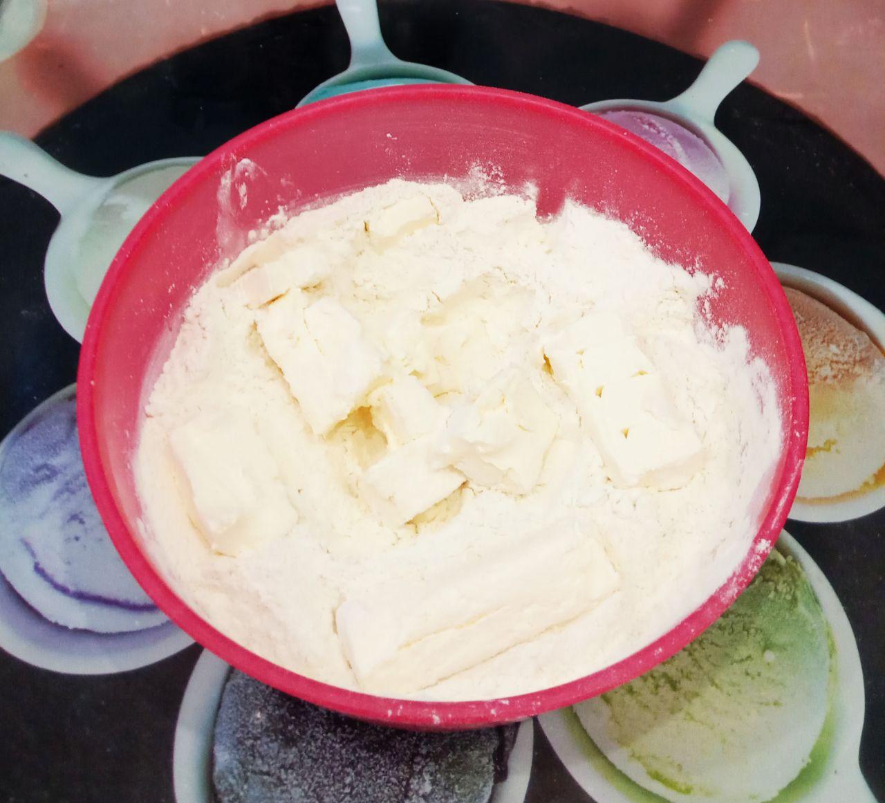 Простой рецепт вкусного сахарного печенья: Муку просеиваем в чашу, добавляем измельченный маргарин и растираем в крошку.