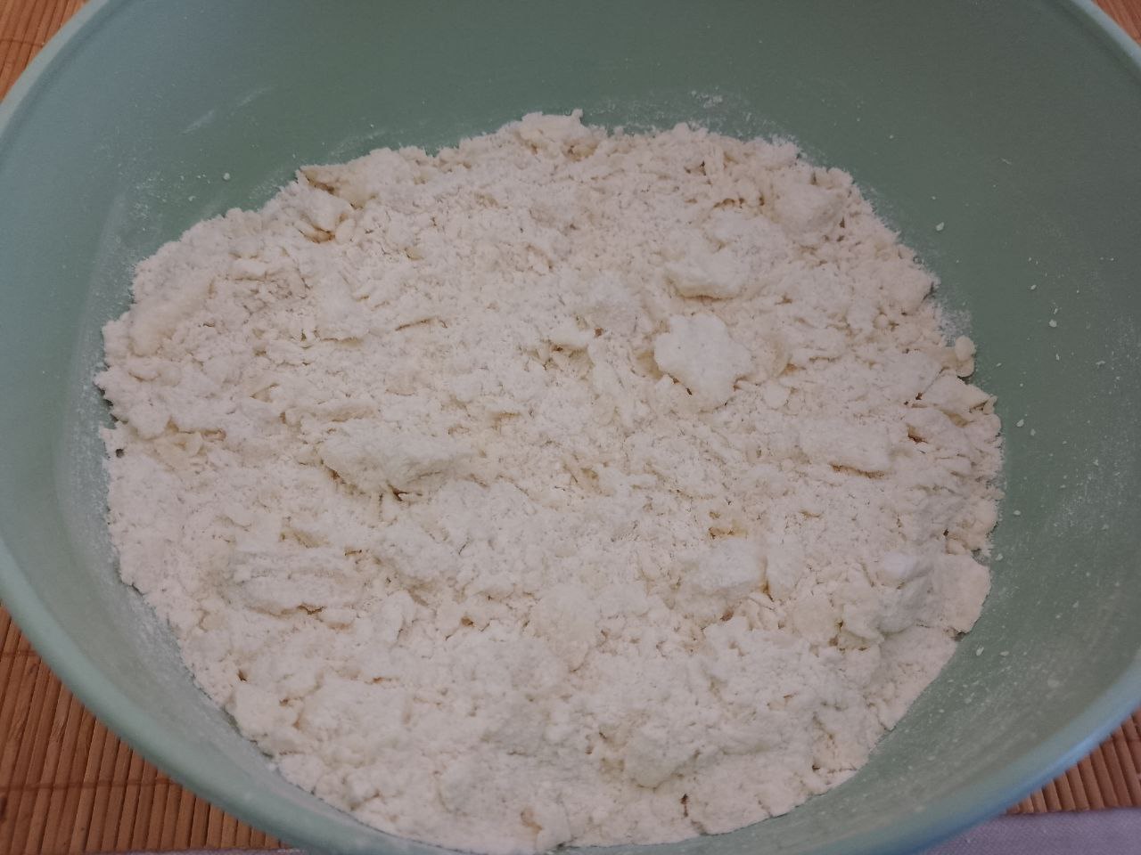 Пирог из песочной крошки и творога, вкусный и аппетитный: Сливочное масло разрезаем на небольшие кусочки,  кладем в муку и растираем в мучную крошку.