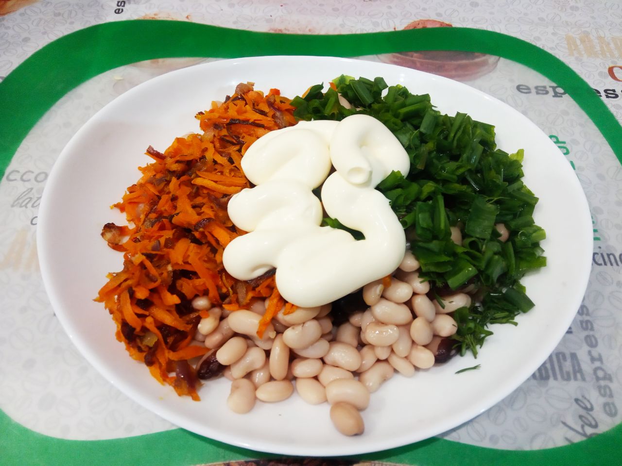 Простой рецепт салата из фасоли, лука и моркови: Добавляем по вкусу майонез, перемешиваем.