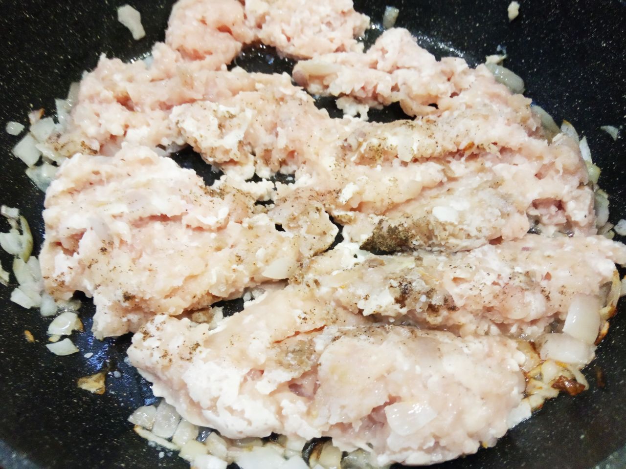 Заливной пирог с фаршем и луком на сковороде, просто и вкусно: Разогреваем сковороду с растительным маслом и обжариваем лук до золотистого цвета. Кладем фарш, солим и
