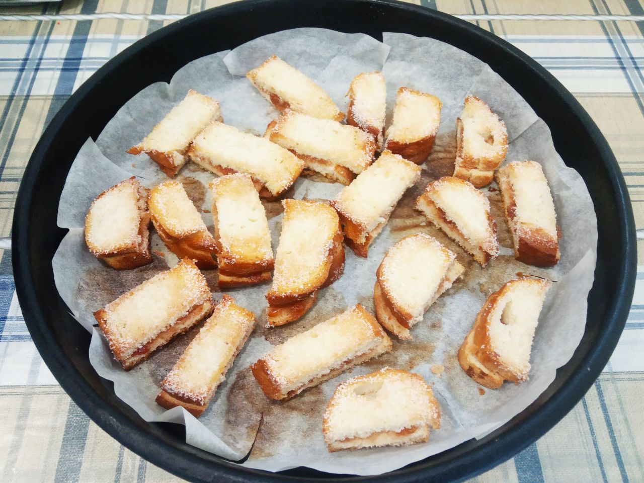 Вкусный и быстрый десерт к чаю: Духовку разогреваем до 180 С, ставим противень в духовку и около 10 минут подсушиваем полоски.