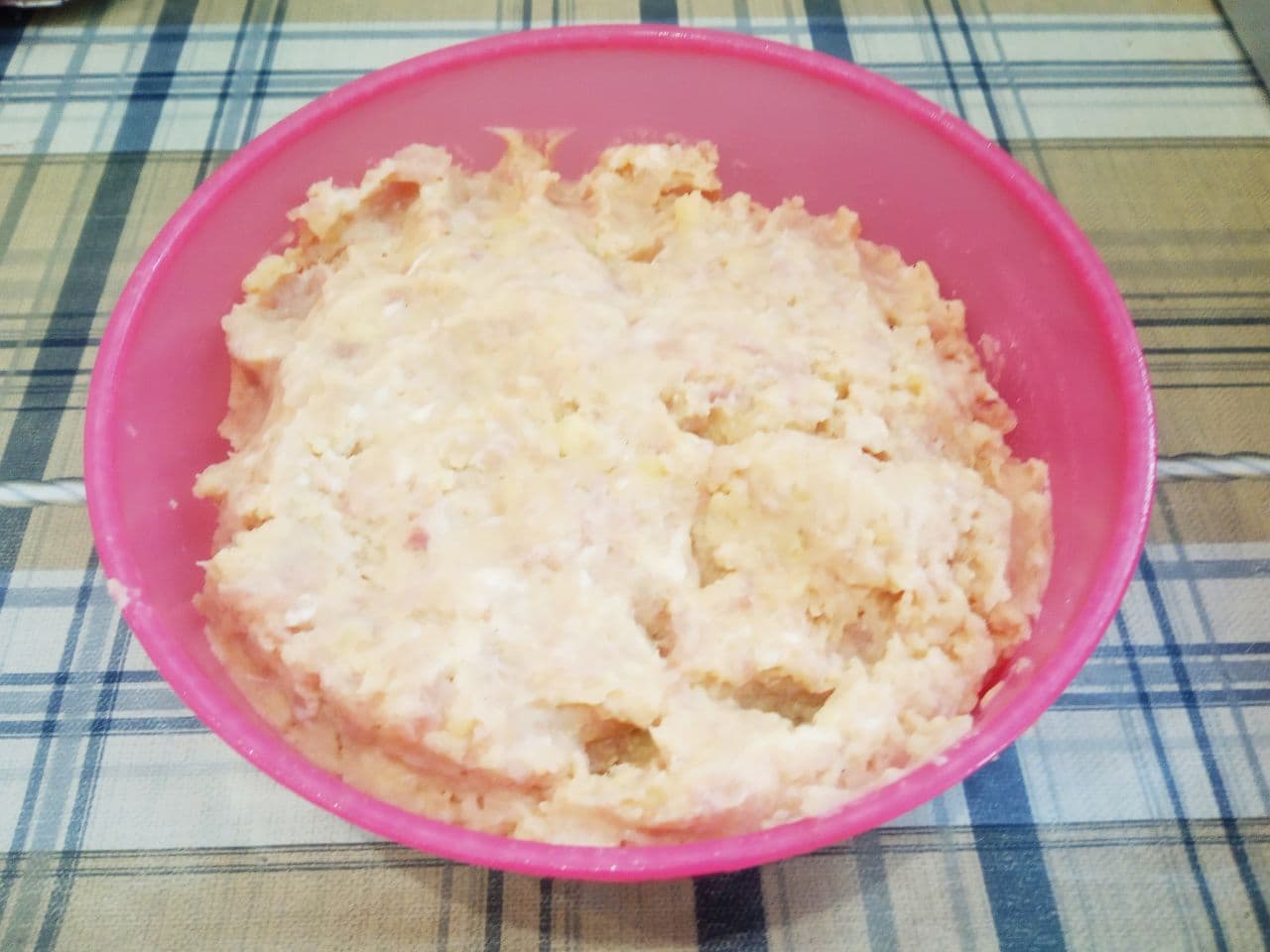 Простой рецепт нежных котлет из фарша и пюре: Разделяем котлетную массу на порции, формируем котлеты и обваливаем в панировочных сухарях или муке.