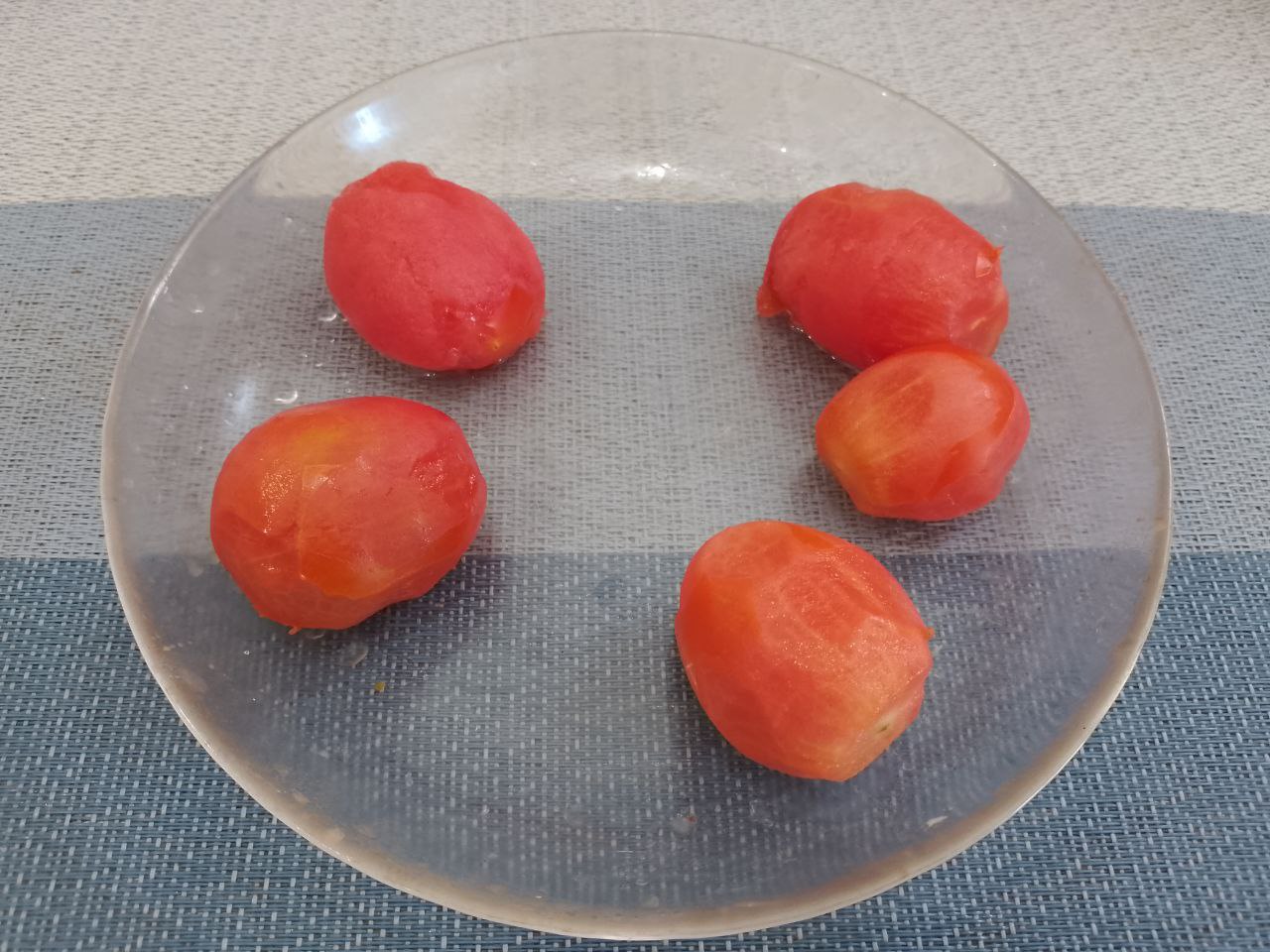 Салат из овощей, запеченных в духовке, полезно и вкусно: Помидоры промываем водой, обдаем кипятком и осторожно снимаем кожицу. Помидоры разрезаем на ломтики.