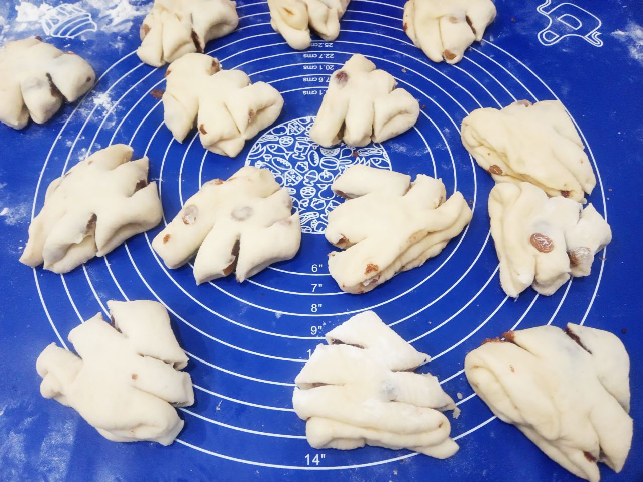 Булочки с начинкой из жареных яблок, изюма и корицы