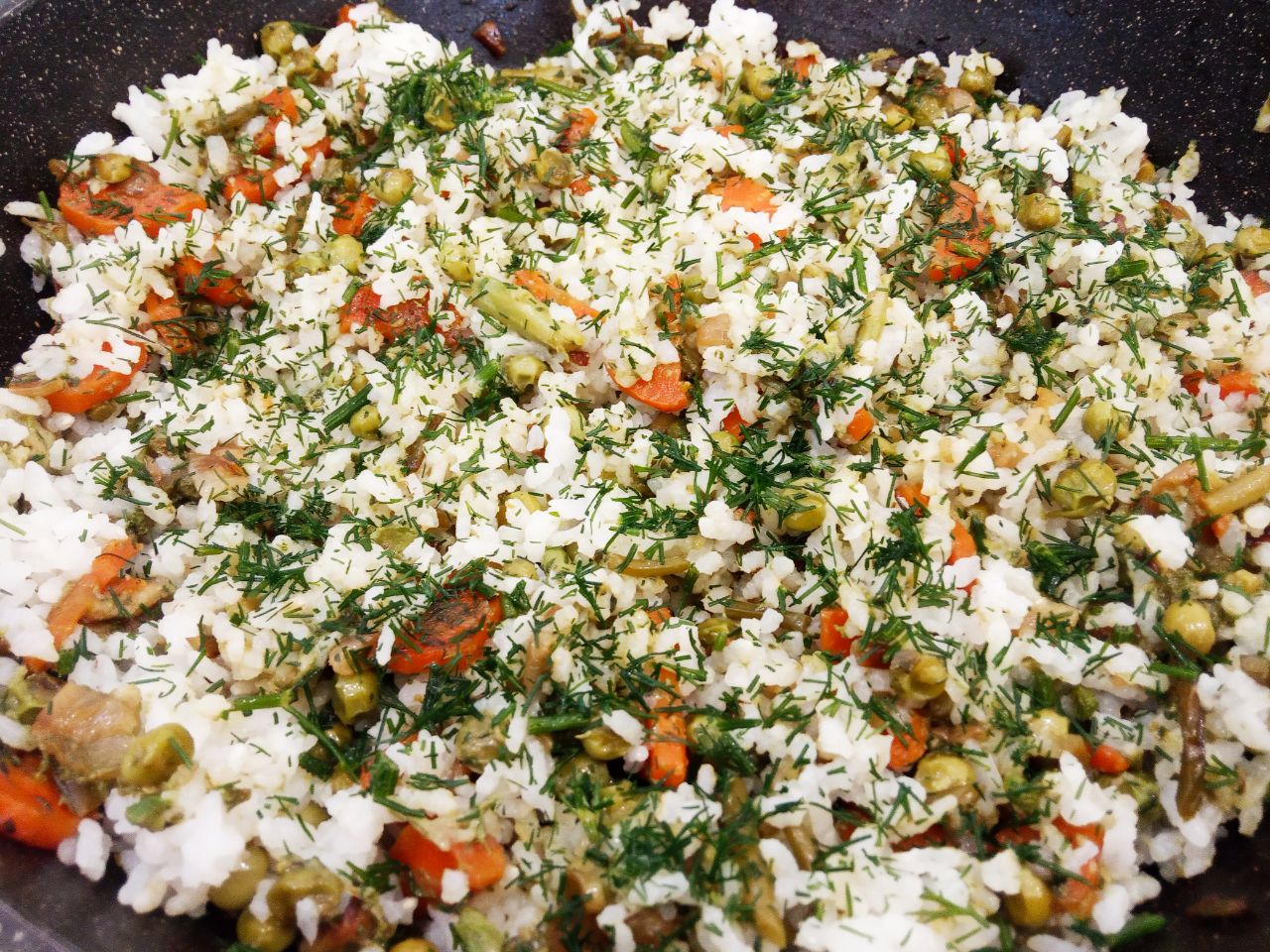 Тушеные овощи с рисом, брокколи и зелёным горошком, вкусно и полезно: Добавляем к овощам рис, соль и перец по вкусу, перемешиваем. Снимаем овощи с огня и посыпаем измельченной