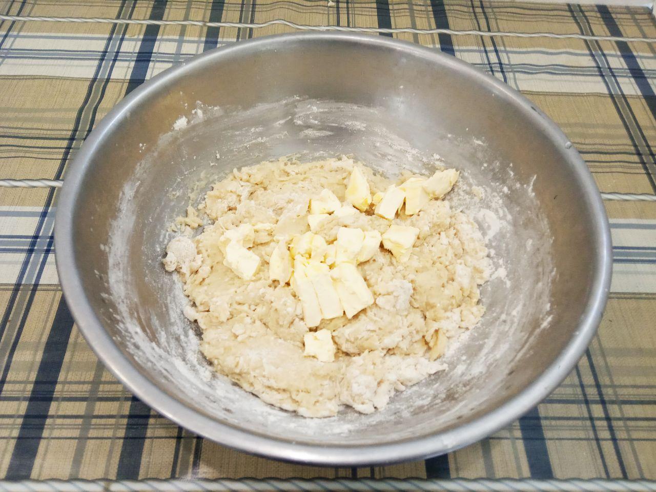 Булочки с шоколадной крошкой из дрожжевого теста на желтках: Кладем измельченный маргарин и частями оставшуюся муку замешиваем мягкое и нежное тесто.