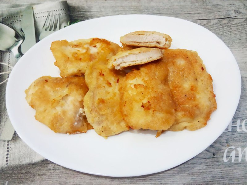 Филе куриное в кляре, на сковороде, сочное и нежное: Затем кусочки филе переворачиваем на другую сторону и обжариваем до готовности.Обжаренное филе складываем на