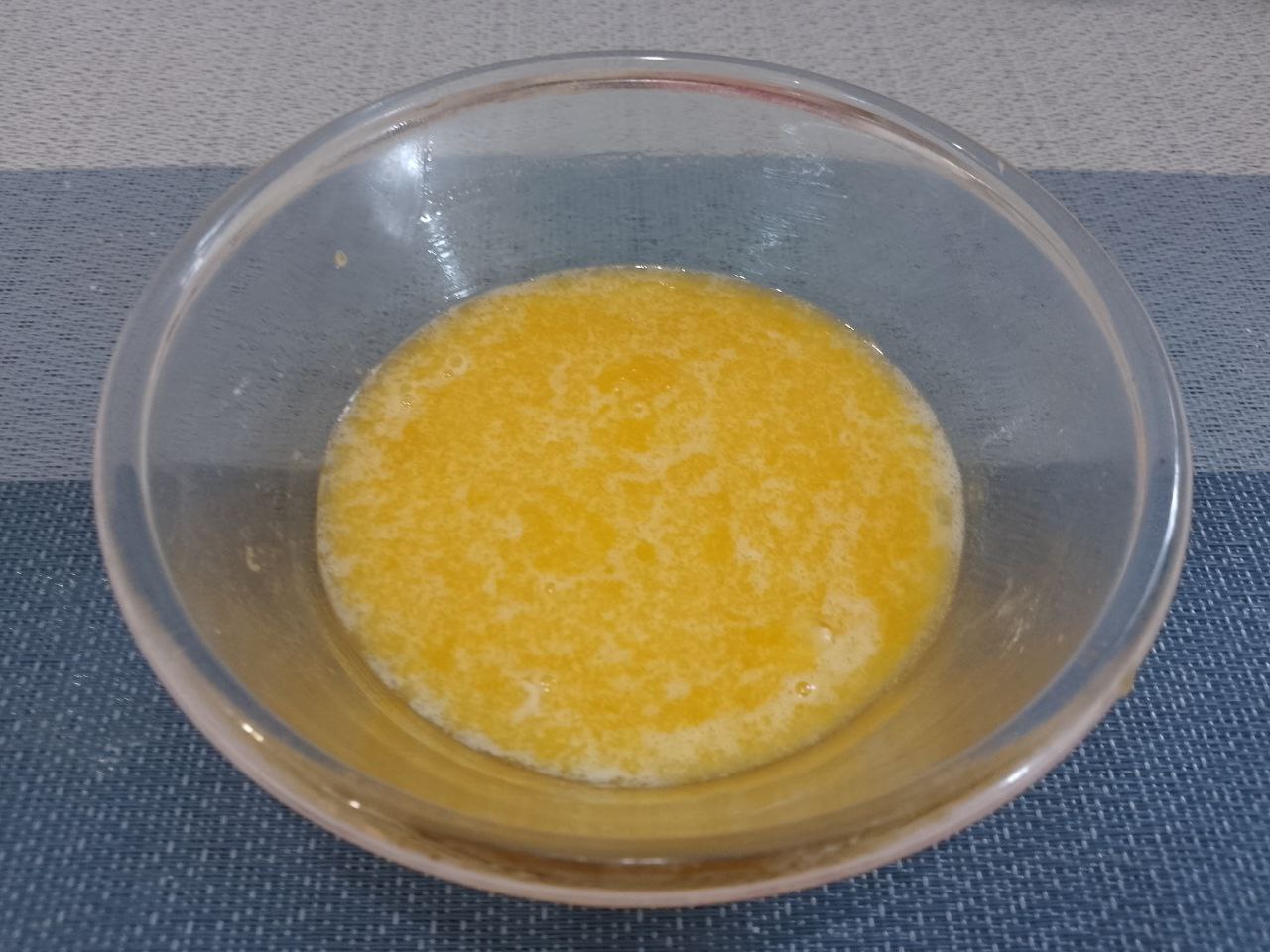 Песочное печенье с белковой начинкой, дополненной крахмалом и кокосовой стружкой: Яйца разделяем на желтки и белки в отдельную посуду. Желтки соединяем с сахаром и ванилином, растираем.