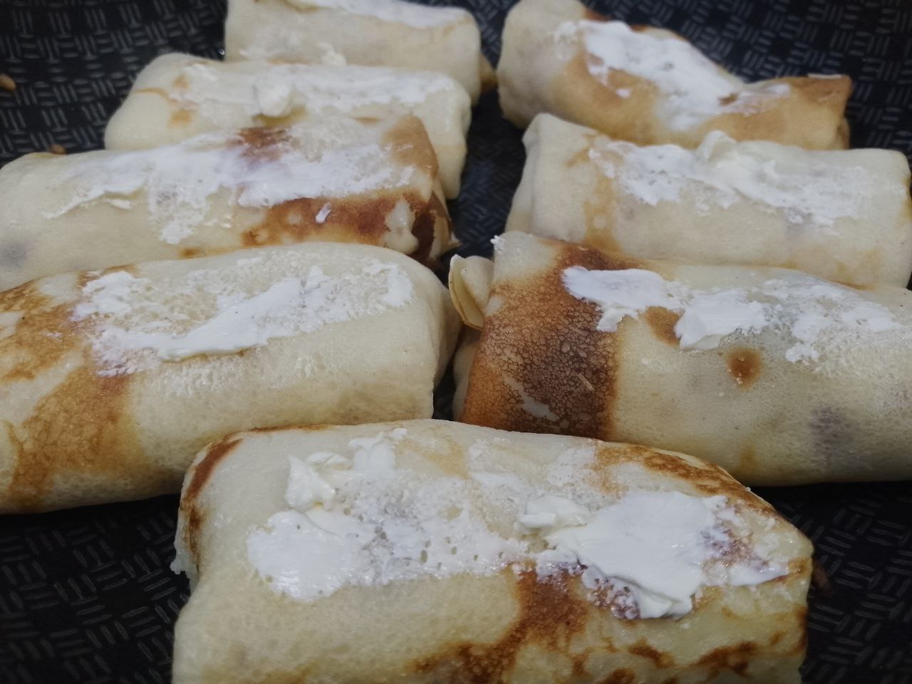 Блины с яичной начинкой, вкусные и сытные: Блины смазываем сливочным маслом и обжариваем с двух сторон до аппетитной хрустящей корочки на небольшом огне.
