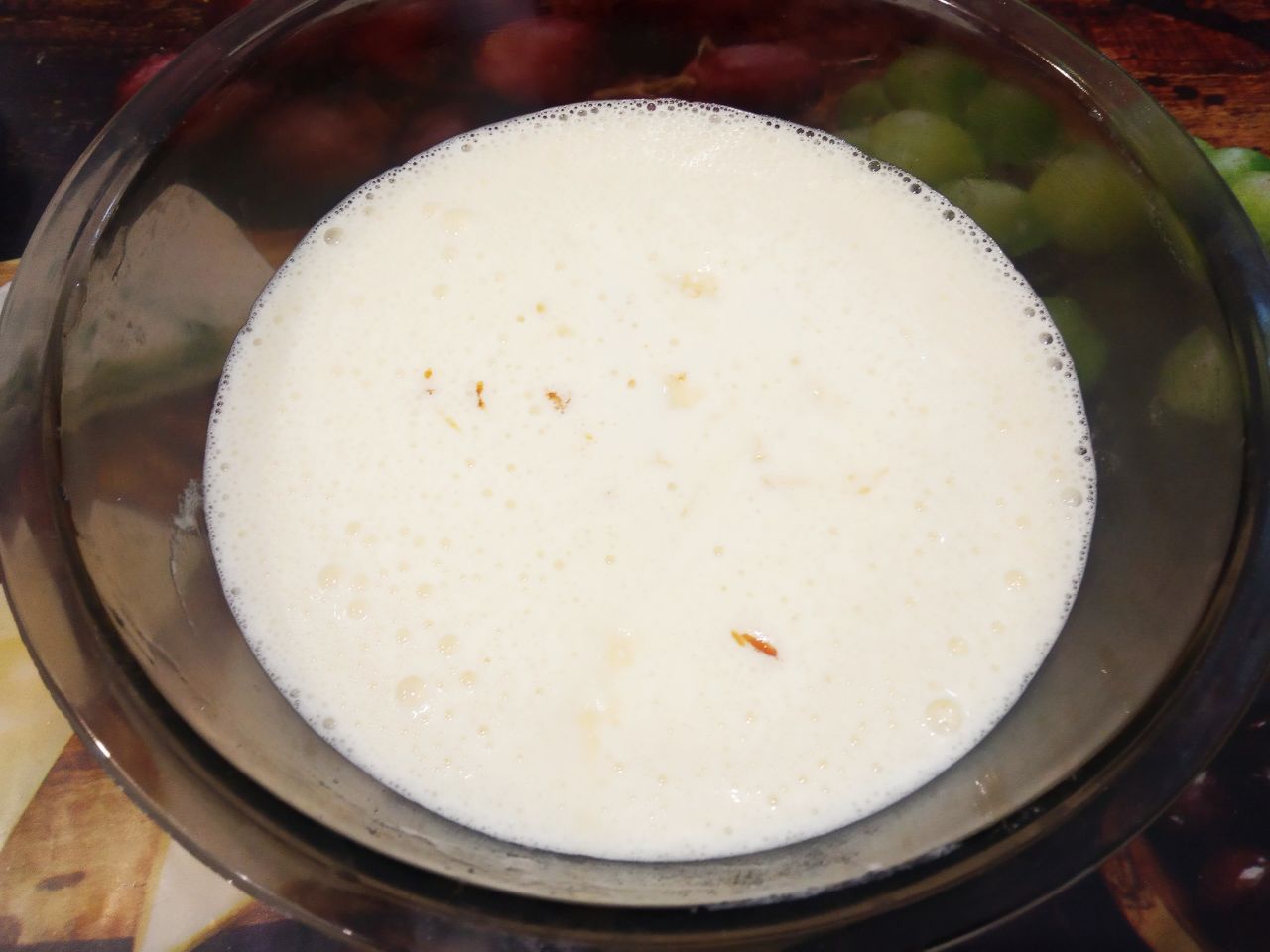 Простой рецепт коврижки с вареньем, просто и вкусно: Вливаем растительное масло, молоко и варенье, размешиваем.