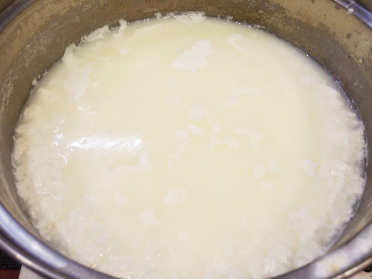Адыгейский домашний сыр на сыворотке, просто и вкусно: Варим до тех пор пока не начнет отделяться сыворотка, примерно 5-10 минут.