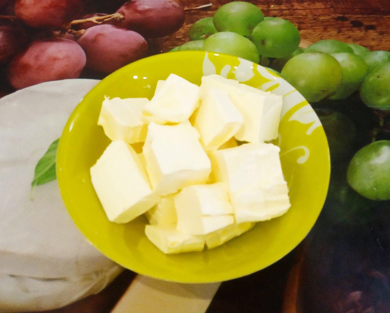Вкусные пирожки с начинкой из тушеных яблок: Маргарин измельчаем, добавляем к тесту и замешиваем мягкое и нежное тесто.