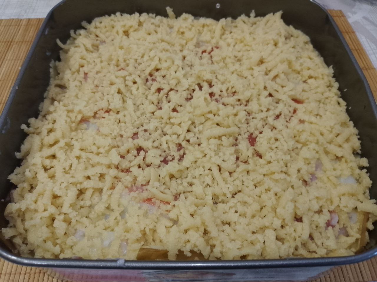 Пирог песочный с заварным кремом  и клубничным кремом: Достаем тесто с морозильной камеры и натираем на терке поверх крема.