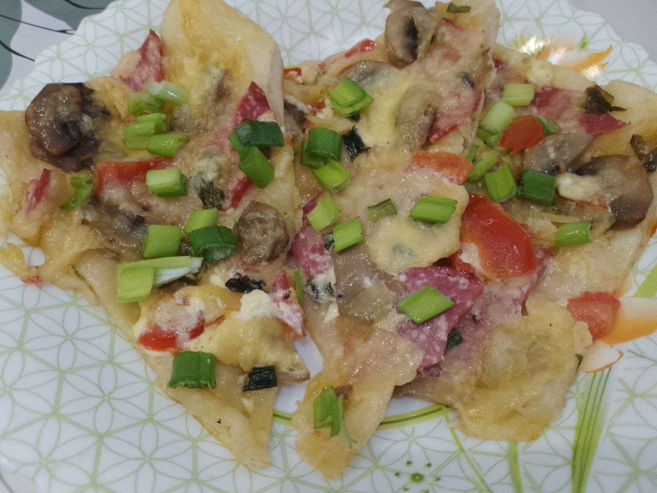Домашняя пицца с шампиньонами, колбасой, помидорами и сыром