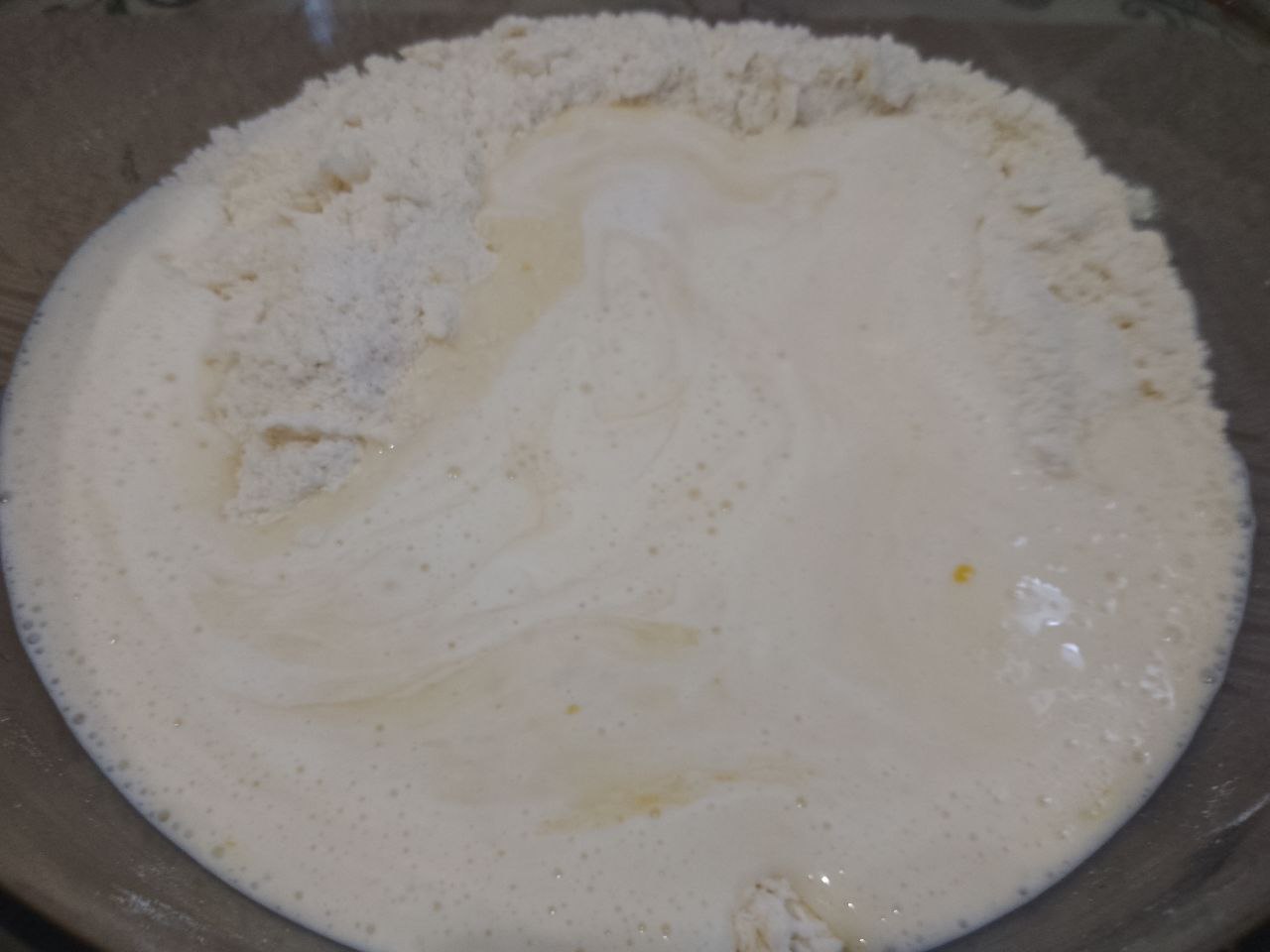 Пирог песочный трехслойный с начинкой из кураги, лимона и орехов: В мучную крошку добавляем смесь, перемешиваем и замешиваем мягкое тесто.Тесто ставим в холодильник на 30