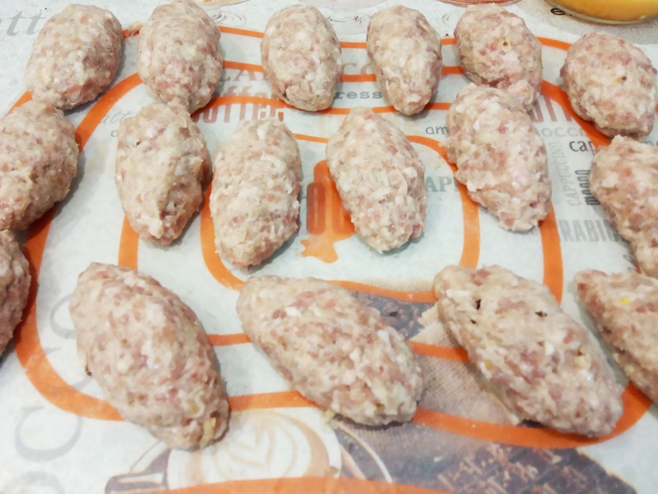 Мясные котлеты или зразы с грибами и сыром, в яичном кляре и сухарях: Начинку закрываем котлетной массой и формируем зразы.