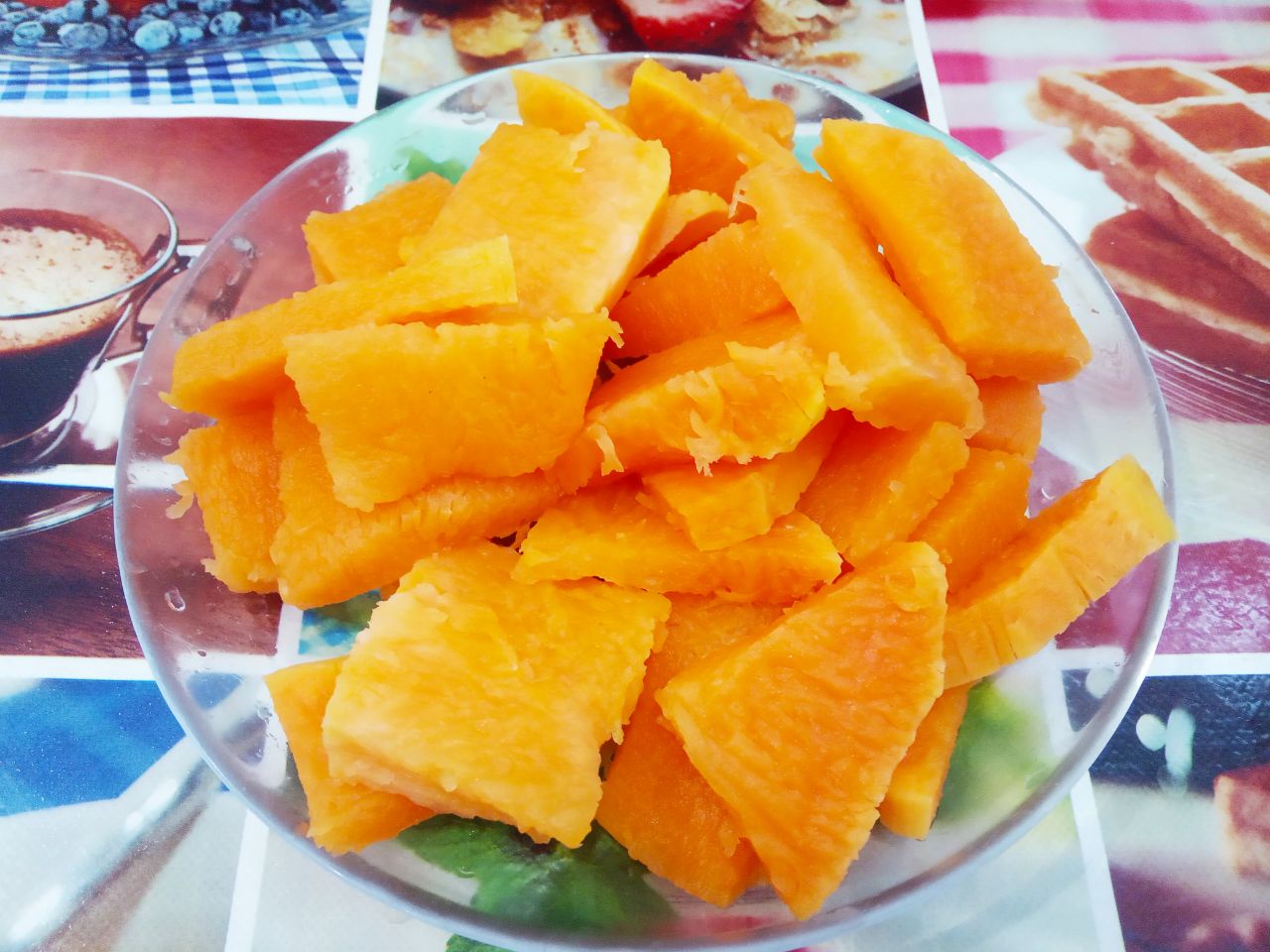Тыква с лимоном и сахаром, запеченная в духовке: Тыкву очищаем, промываем и нарезаем ломтиками.