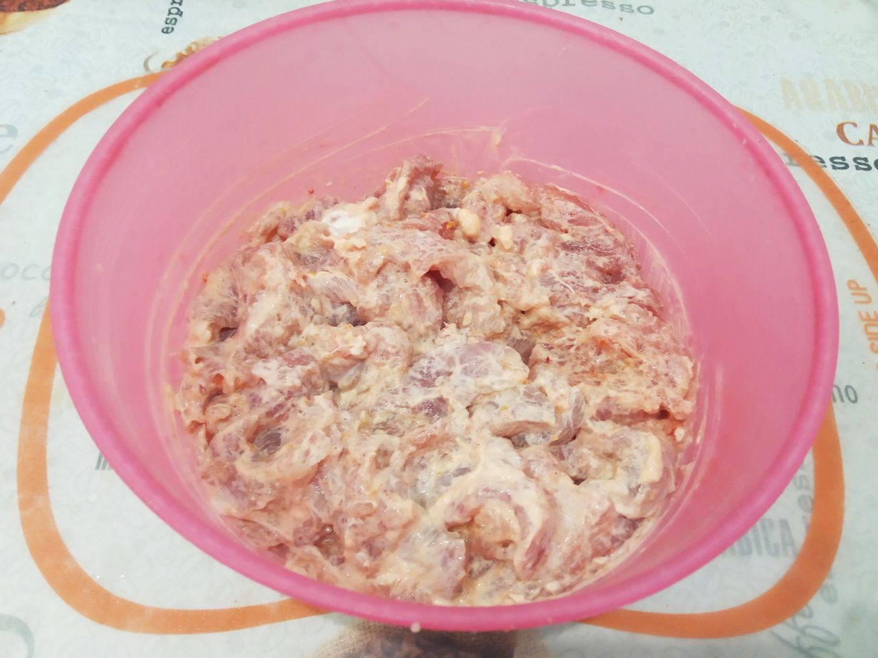 Мясные рулетики с начинкой, вкусно и аппетитно: Перемешиваем и оставляем на один час.