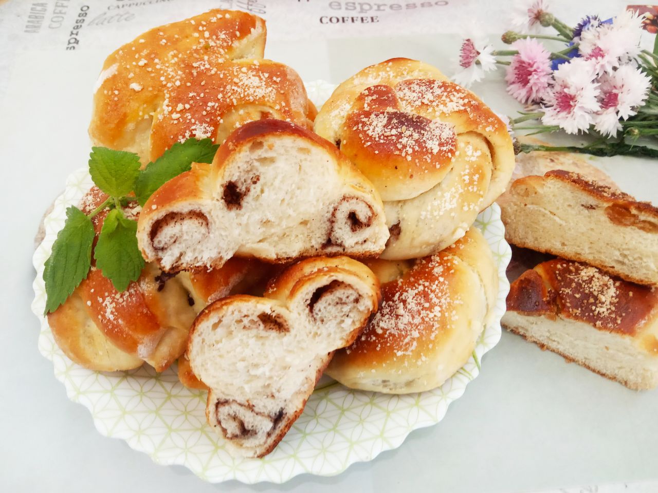 Воздушные и мягкие булочки, на сметане, с изюмом и корицей