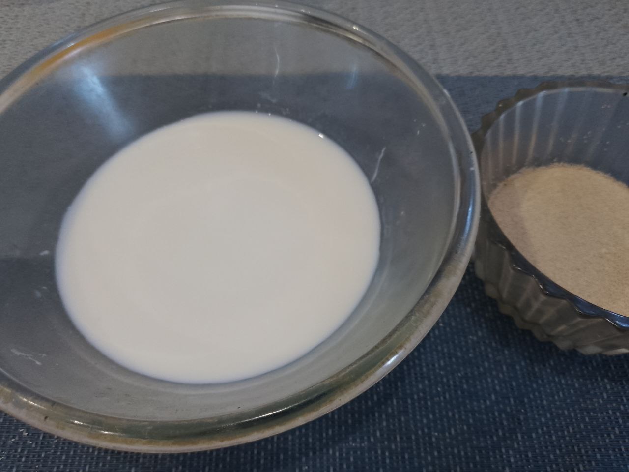 Булочки с начинкой из шоколадной крошки, воздушные и ароматные: Молоко подогреваем до теплого состояния и разводим в нем сухие дрожжи.