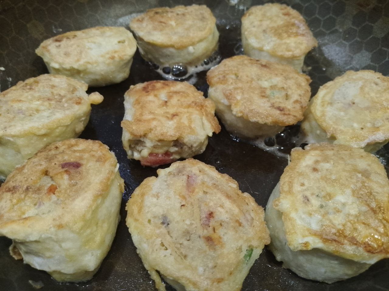 Лаваш с мясной начинкой в кляре, на сковороде: Обжариваем на небольшом огне до золотистой корочки с двух сторон.