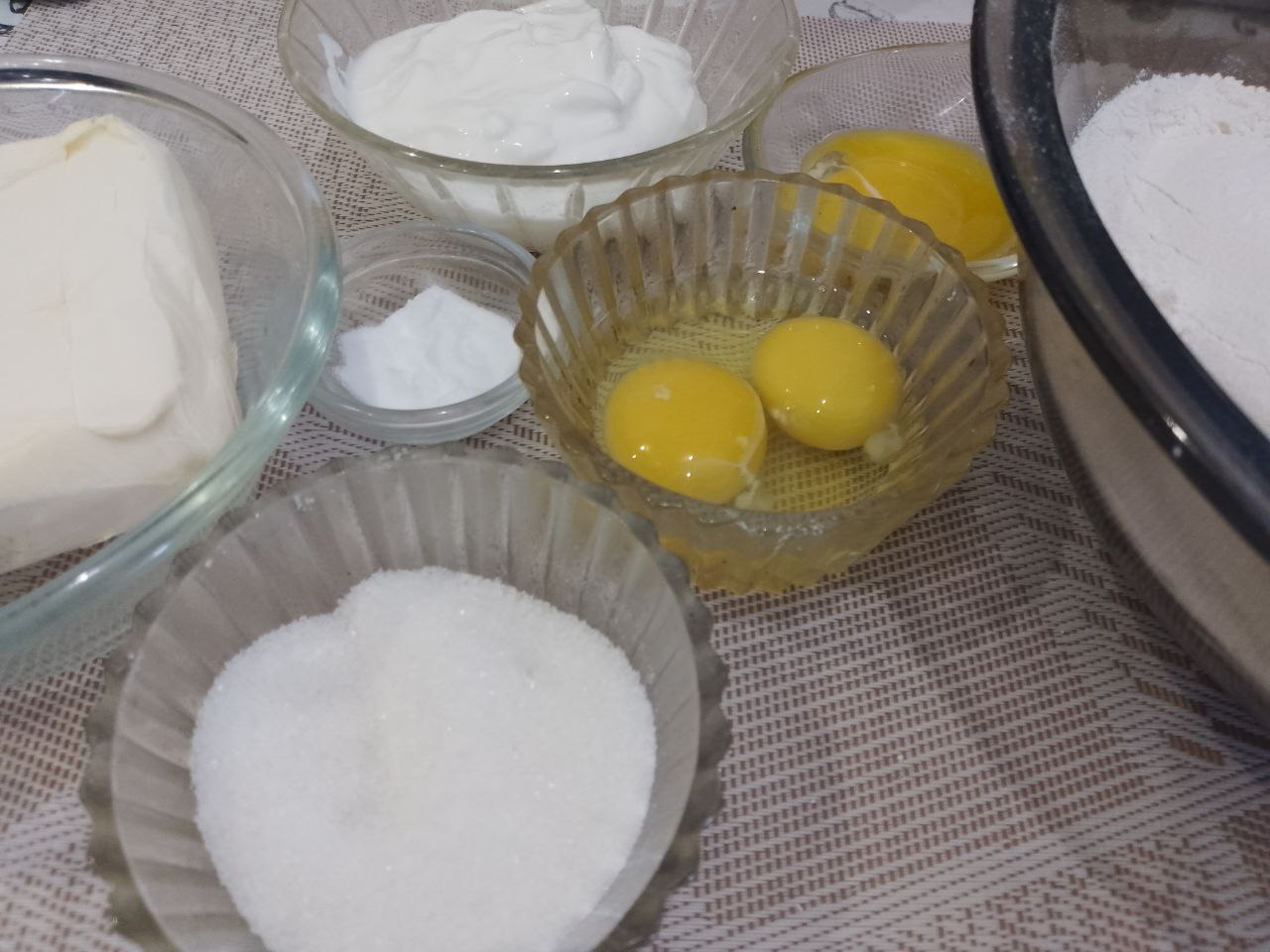 Пирог песочный трехслойный с начинкой из кураги, лимона и орехов