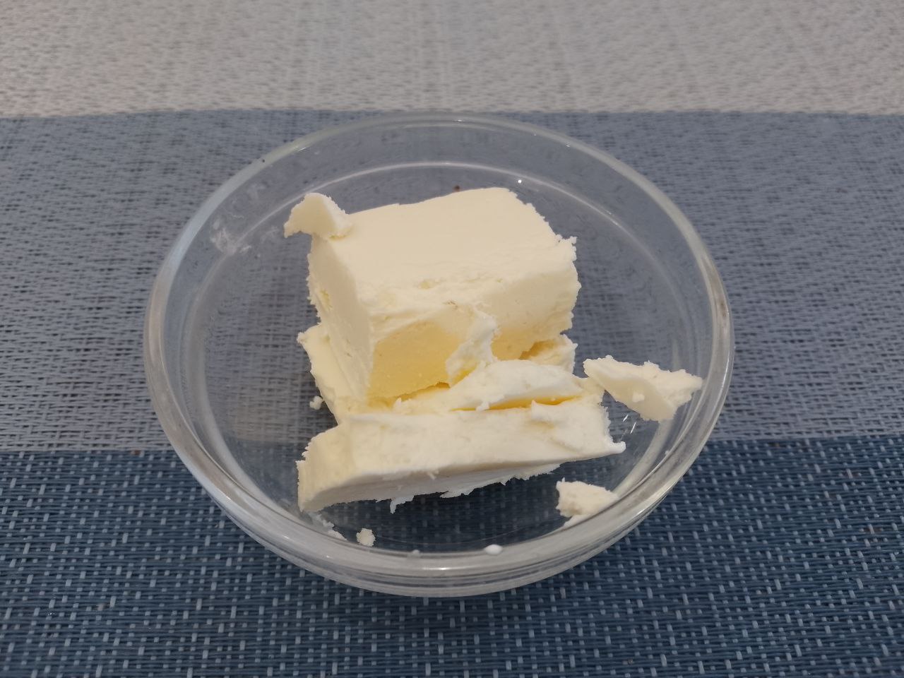 Десерт из творога, изюма и кураги, в шоколадной глазури: Кипятим глазурь до загустения около 5 минут, кладем сливочное масло, перемешиваем. Когда растает сливочное