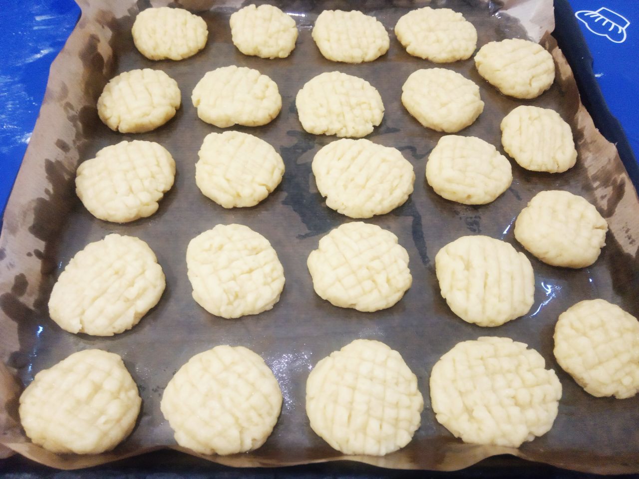 Домашнее печенье с добавлением творога, рассыпчатое и вкусное: Противень застилаем пергаментом и укладываем печенье.