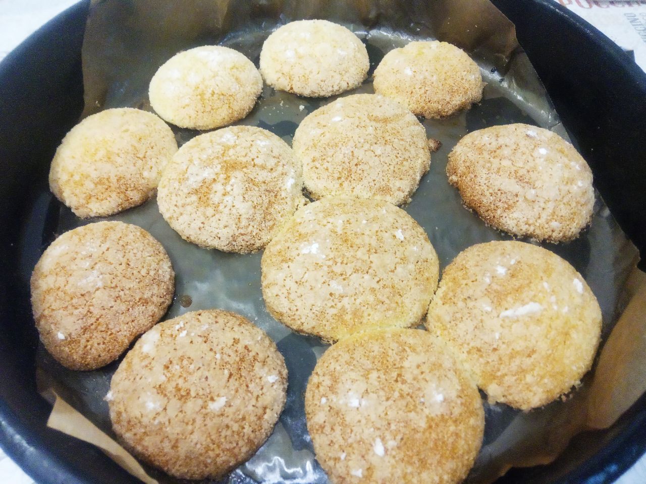 Домашнее печенье из манной крупы, просто и вкусно: Разогреваем духовку до 180 с и выпекаем печенье около 15-20 минут.