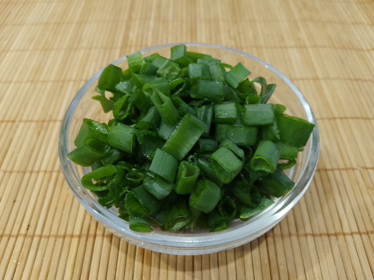 Вкусная закуска из лаваша, куриного филе и сыра, на сковороде: Зеленый лук промываем, просушиваем и измельчаем.