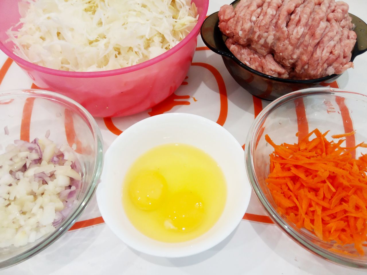 Капустные биточки с фаршем и соусом в духовке