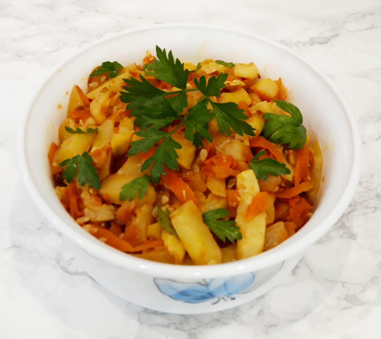 Патиссоны тушеные с овощами, просто и вкусно: Зелень добавляем перед подачей к столу.