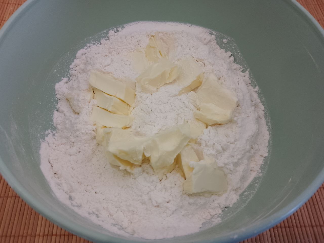 Пирог из песочной крошки и творога, вкусный и аппетитный: Сливочное масло разрезаем на небольшие кусочки,  кладем в муку и растираем в мучную крошку.