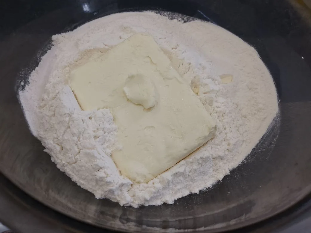Песочные пирожные с замороженной малиной и в сахарной глазури: Кладем в муку размягченное сливочное масло и растираем в мелкую крошку.